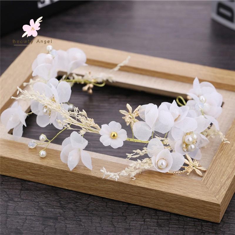 Cài tóc đính hoa trắng trang điểm cho cô dâu