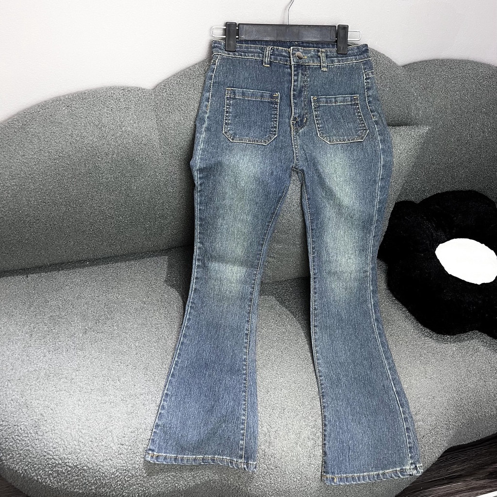 Quần Jean nữ ống loe màu xanh có 2 túi cơi phía trước trẻ trung
