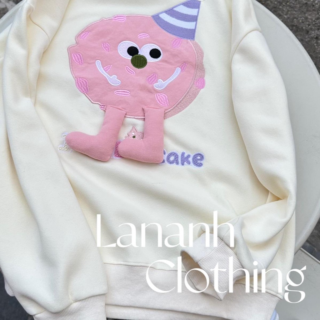 Áo nỉ màu kem thêu bánh hồng - đính chân nổi QC Ảnh thật shop chụp