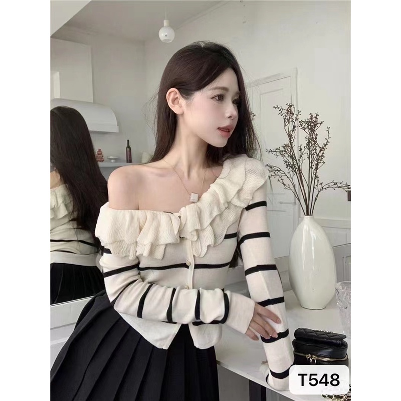 Áo sweater Tay Dài Cổ Lá Sen Màu Đen Trơn Ôm Dáng Cho Nữ