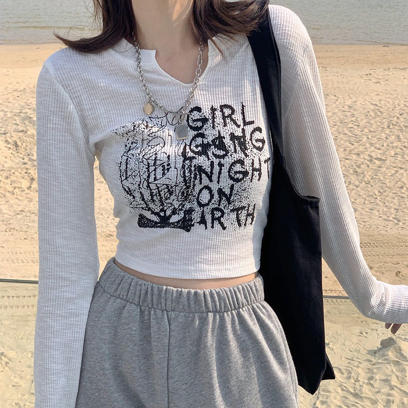Áo thun nữ cổ chữ V, tay dài, dáng ngắn ôm vừa vặn dễ thương.