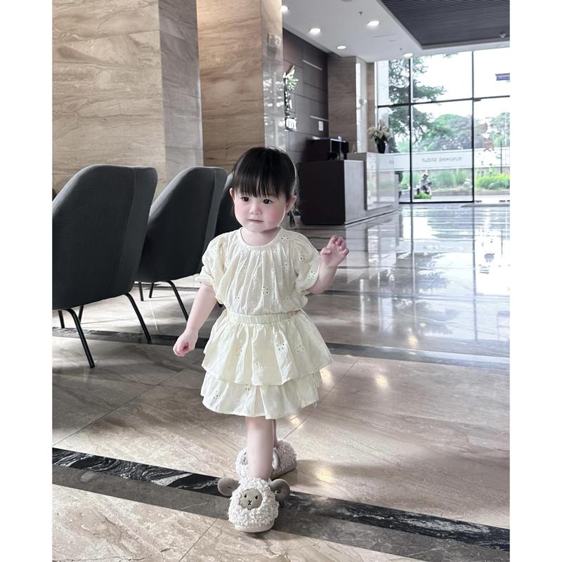 Set Đồ Đôi Mẹ Bé Hoa Thêu Be Mix Chân Váy Tầng