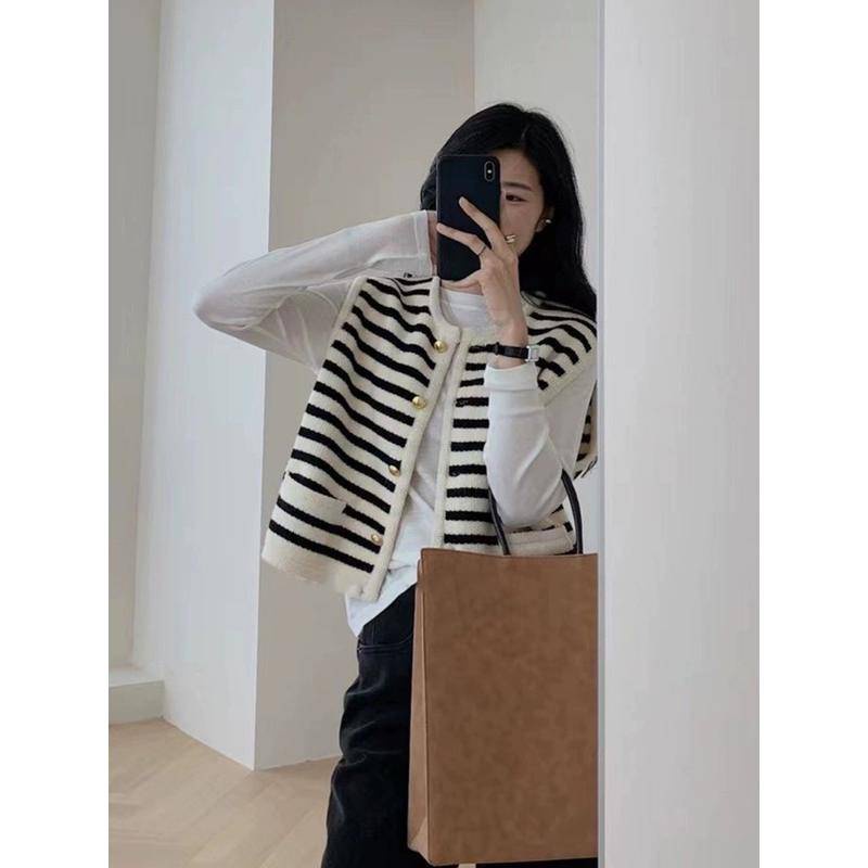 SET  áo gile sọc đen trắng và quần jeans suông màu trắng QC