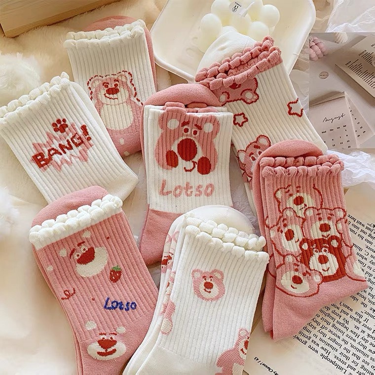 1 Đôi Vớ Thể Thao Màu Hồng Hình Gấu Và Dâu Tây Dễ Thương
