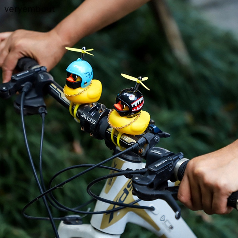 Chú Vịt Vàng Đội Mũ Bảo Hiểm Dễ Thương