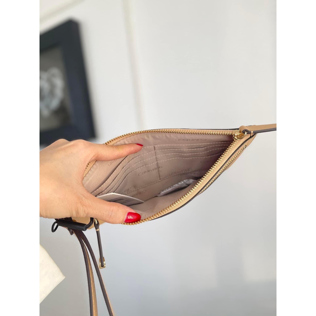 Ví nữ Calvin Klein quai móc siêu bền -Size 23x15cm, ngăn kéo phụ mặt trước, phone card thoải mái Chính Hãng