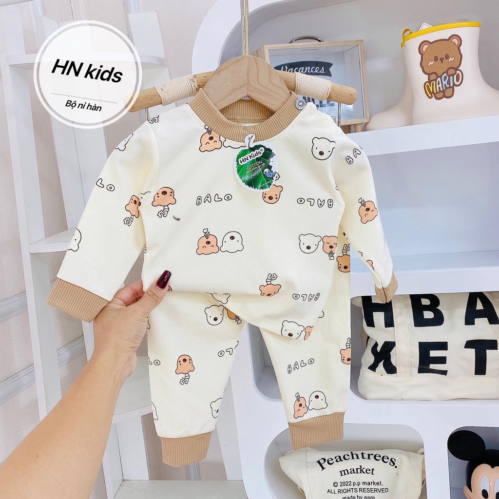 Bộ dài Hnkids cotton nỉ cài vai nền kem cho bé trai, bé gái