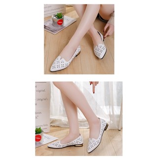 Một Cặp Dép Xăng Đan Có Dây Treo