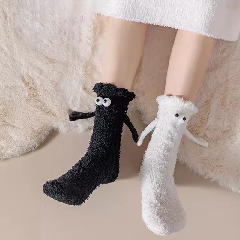 Vớ Nam Châm Họa Tiết Đôi Mắt Hoạt Hình Màu Trắng Đen Cho Cặp Đôi