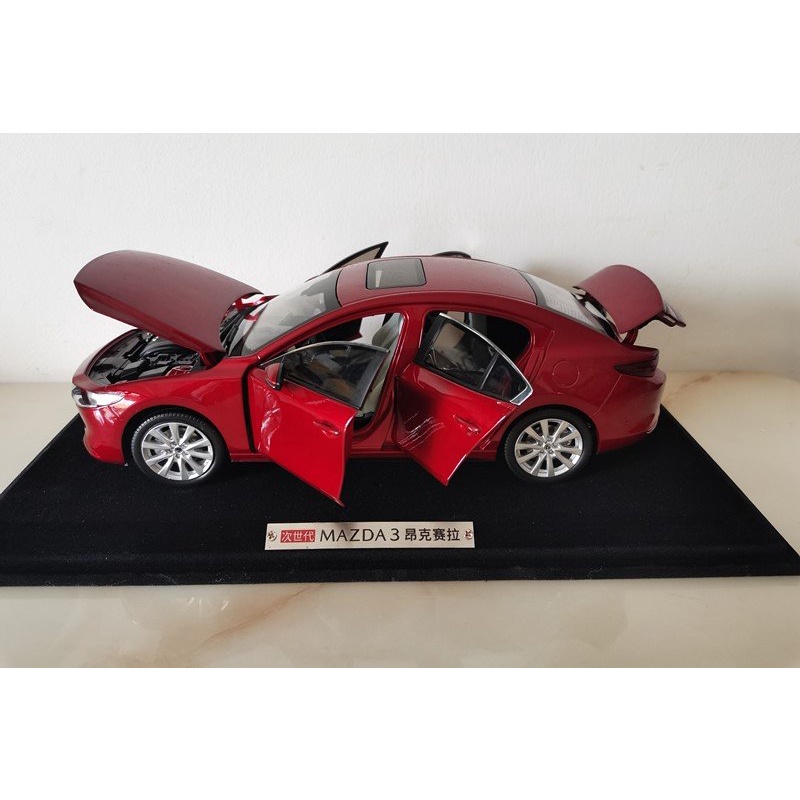 Mô hình xe Mazda 3 mẫu 2022  tỉ lệ 1:18 có ô tô tặng kèm