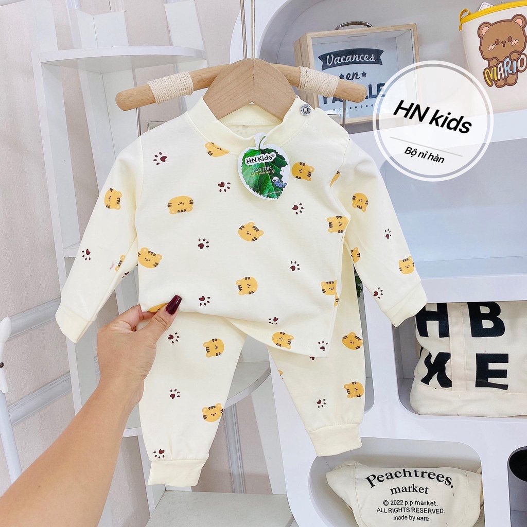 Bộ dài Hnkids cotton nỉ cài vai nền kem cho bé trai, bé gái
