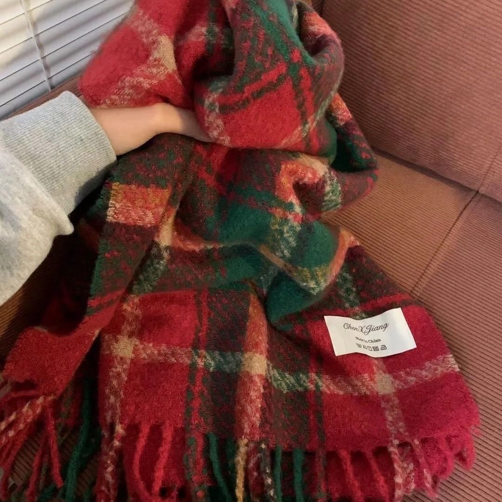 Khăn Choàng Cổ Sọc Caro Đỏ Phối Tua Rua Phong Cách Giáng Sinh Năm Mới Cho Nữ