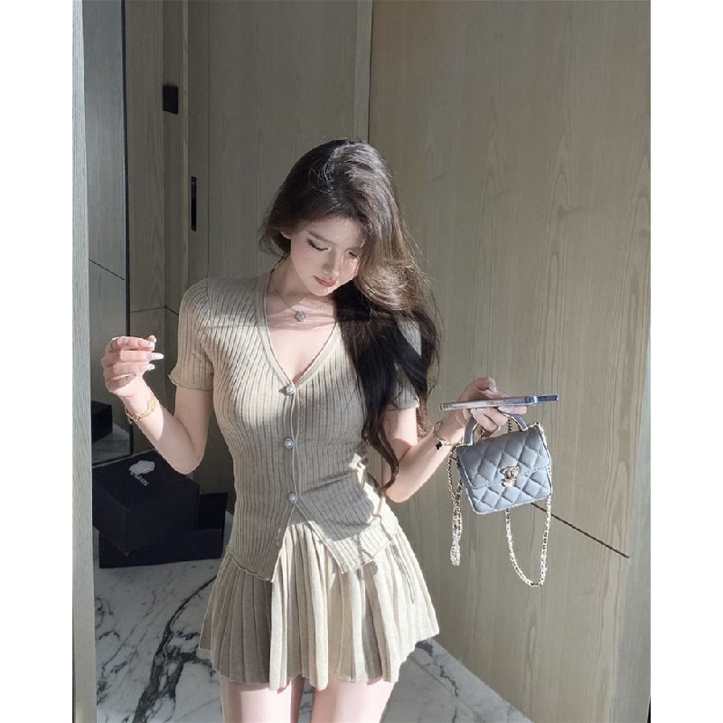 New retro V-neck short-sleeved knitted cardigan A- line slimming high waist pleated skirt set slimming top skirt two-piece set