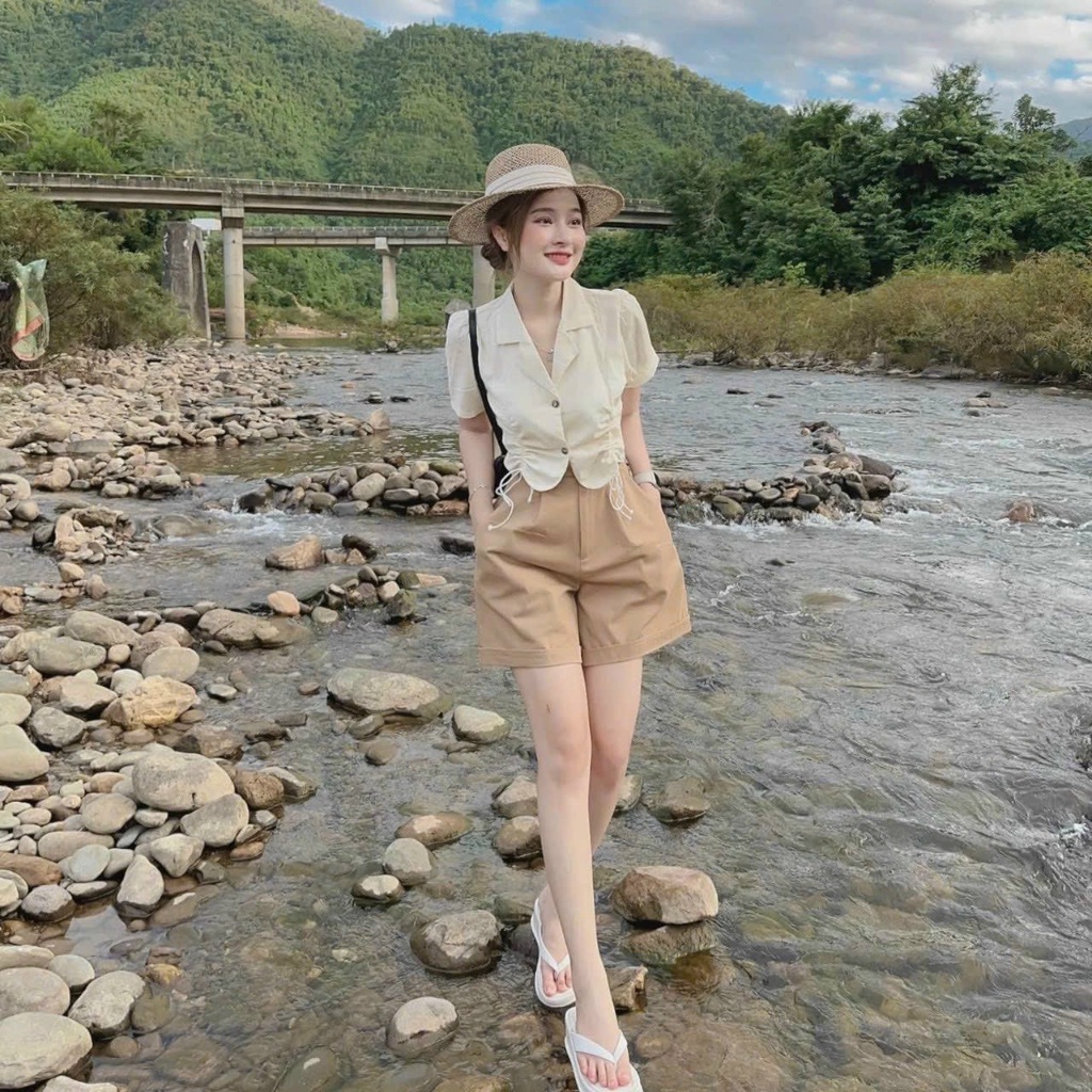 Set áo cổ vest tay ngắn rút dây hông kèm quần short nâu siêu dễ thương