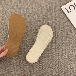 Trong suốt giày sandal đế dày quai ngang trong thời trang mùa hè 2023