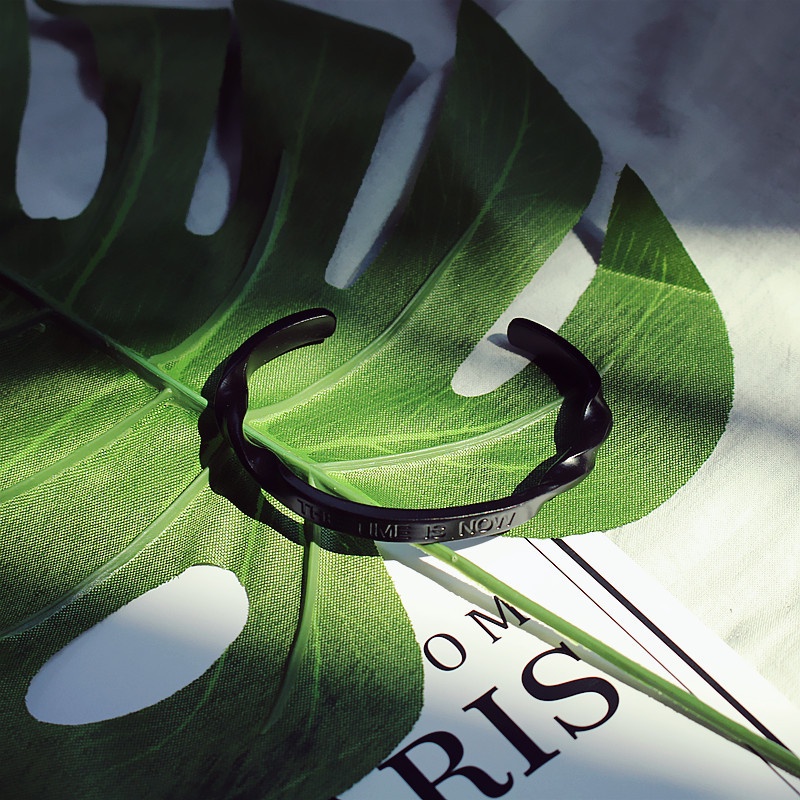 Vòng Tay Hở Màu Đen Khắc Chữ mobius Thời Trang Cho Cặp Đôi