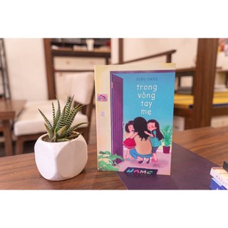 Sách - Trong vòng tay mẹ (Nhã Nam)