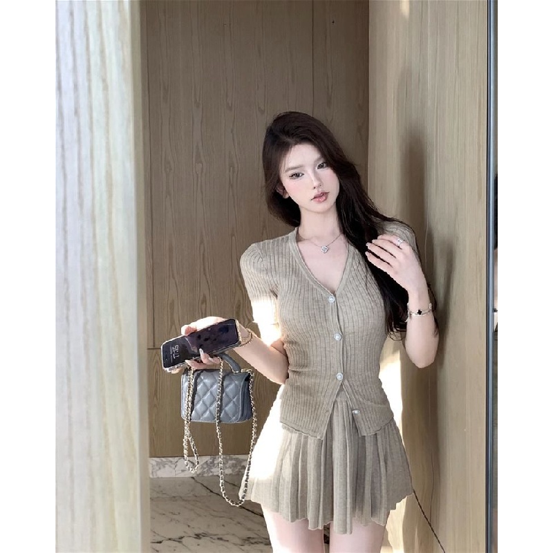 New retro V-neck short-sleeved knitted cardigan A- line slimming high waist pleated skirt set slimming top skirt two-piece set