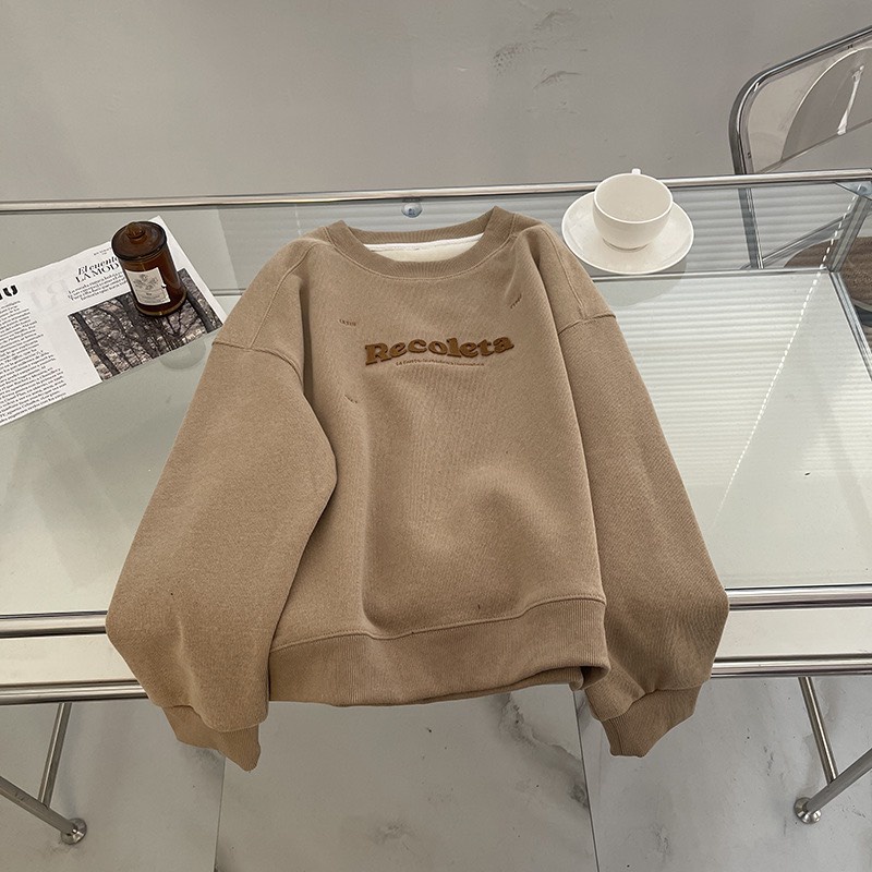 𝐂𝐨̉ 𝐁𝐚 𝐋𝐚́ 𝐒𝐭𝐨𝐫𝐞 - Áo Nỉ Sweater Dài Tay thêu chữ Recoleta