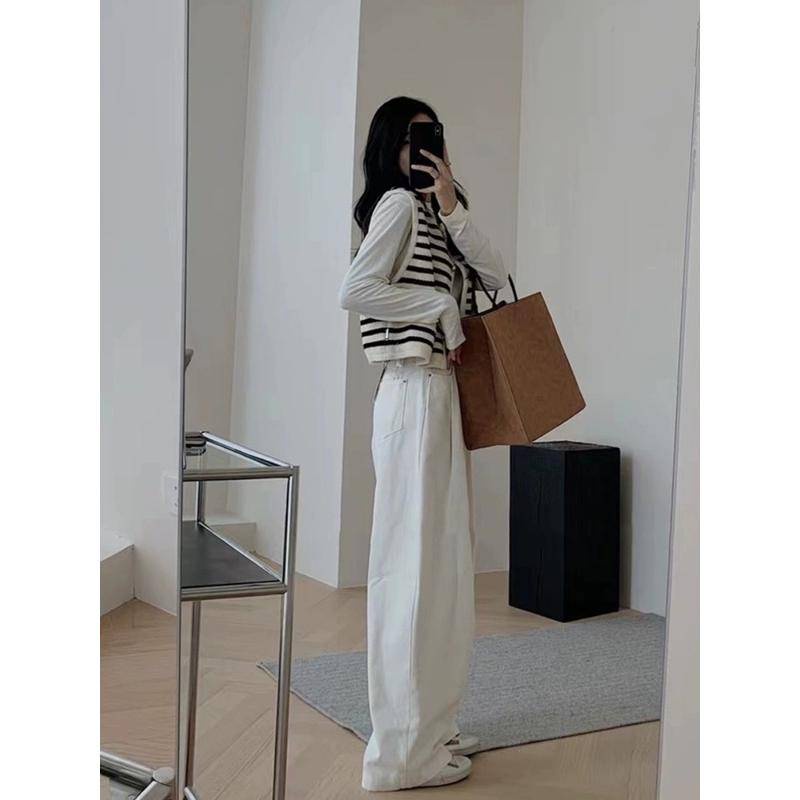 SET  áo gile sọc đen trắng và quần jeans suông màu trắng QC