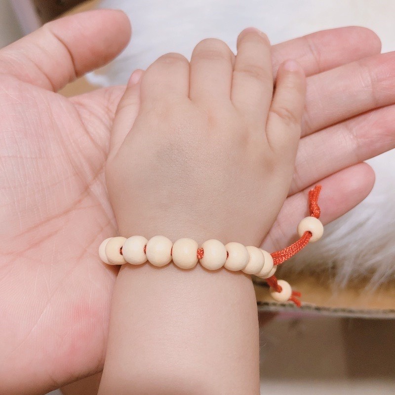 Vòng tay dâu tằm giúp bé chống quấy khóc, giật mình, tránh gió khi đi ra ngoài