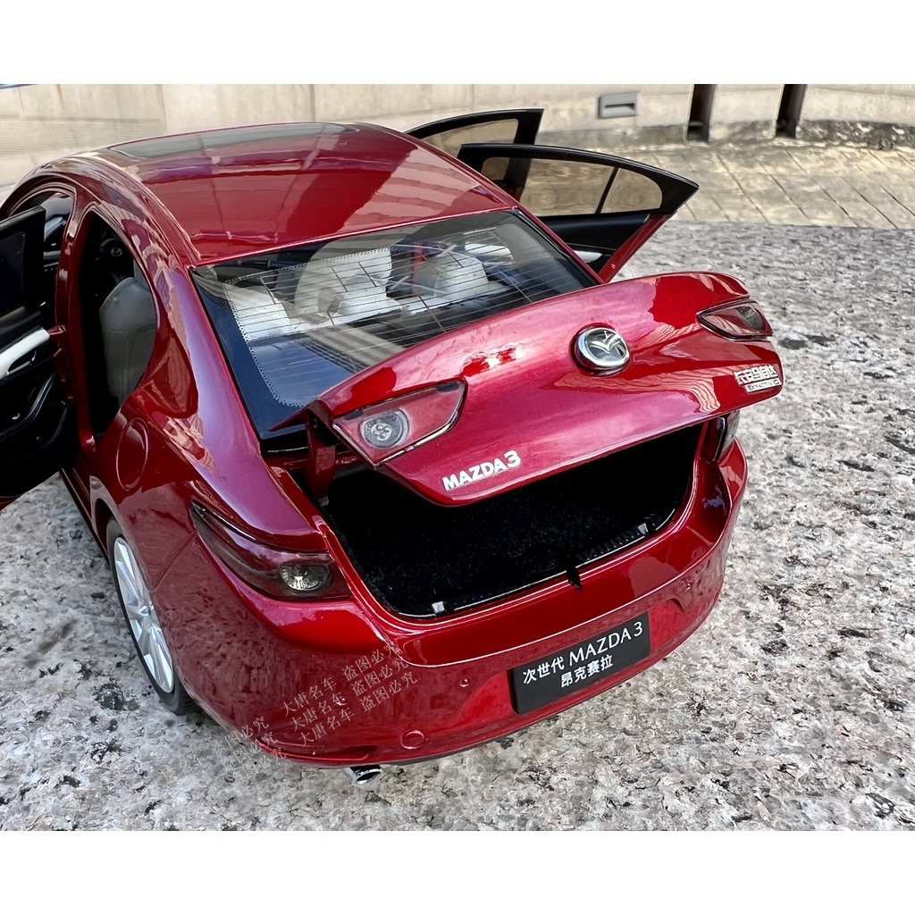 Mô hình xe Mazda 3 mẫu 2022  tỉ lệ 1:18 có ô tô tặng kèm