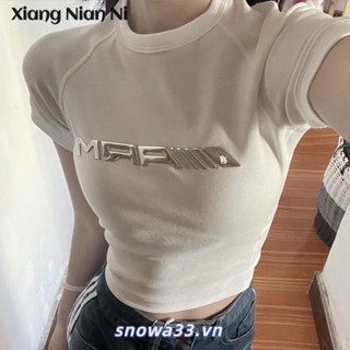 Xiang Nan Áo Thun Tay Ngắn Hở Vai Màu Trắng Kim Loại Lỏng Thiết Kế Mùa Hè Cho Nữ