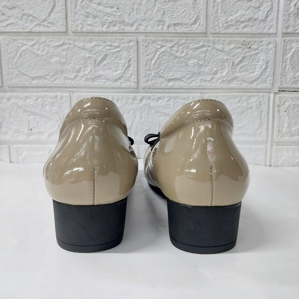 Giày bệt xuồng da dê phủ bóng. mũi tròn họa tiết 2cm