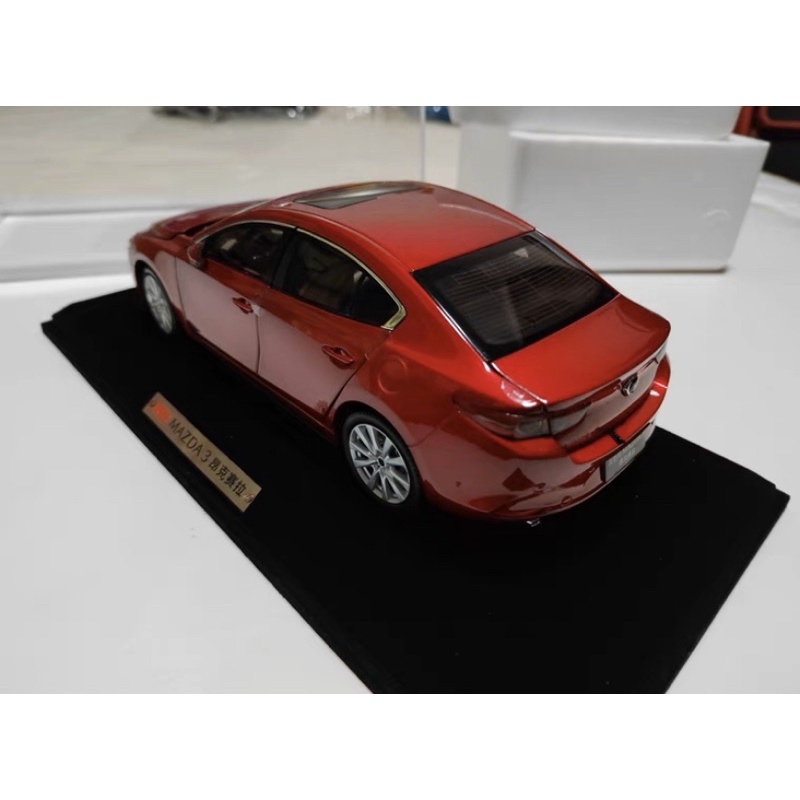 Mô hình xe Mazda 3 mẫu 2022  tỉ lệ 1:18 có ô tô tặng kèm