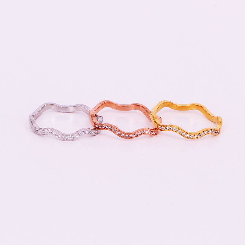 Nhẫn Nữ Lượn Sóng Đính Đá Đơn Giản Titan Ko Đen Ko Ngứa An Toàn Cho Sức Khỏe Bilyshop TT4758