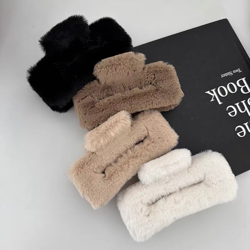 Kẹp Tóc Hình Tam Giác / Vuông Cỡ Lớn Phủ Lông Mềm Mại Phong Cách Hàn Quốc Xinh Xắn Cho Nữ