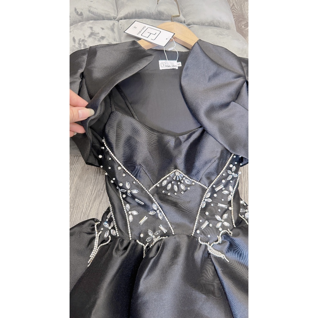 Set đầm xòe tiểu thư 2 chi tiết gồm áo choàng phối váy hai dây chân váy xếp ly phồng họa tiết đá tỉ mỉ hàng thiết kế so