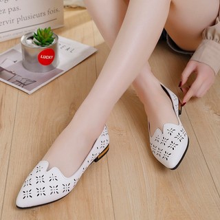 Một Cặp Dép Xăng Đan Có Dây Treo
