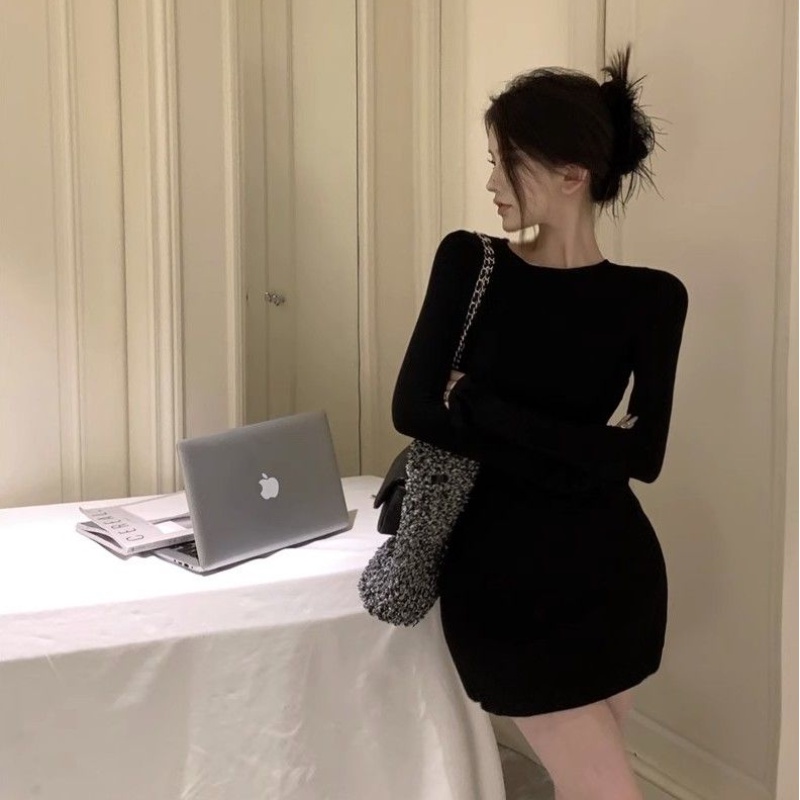 Đầm Đen Tay Dài Hở Lưng Ôm Dáng Phong Cách Mùa Thu Thuần Khiết