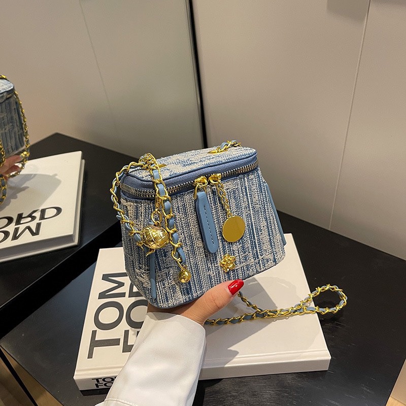 Túi đeo chéo nữ cốp hoa cúc vải bò jean mẫu mới dây đeo quả chuông trang trí