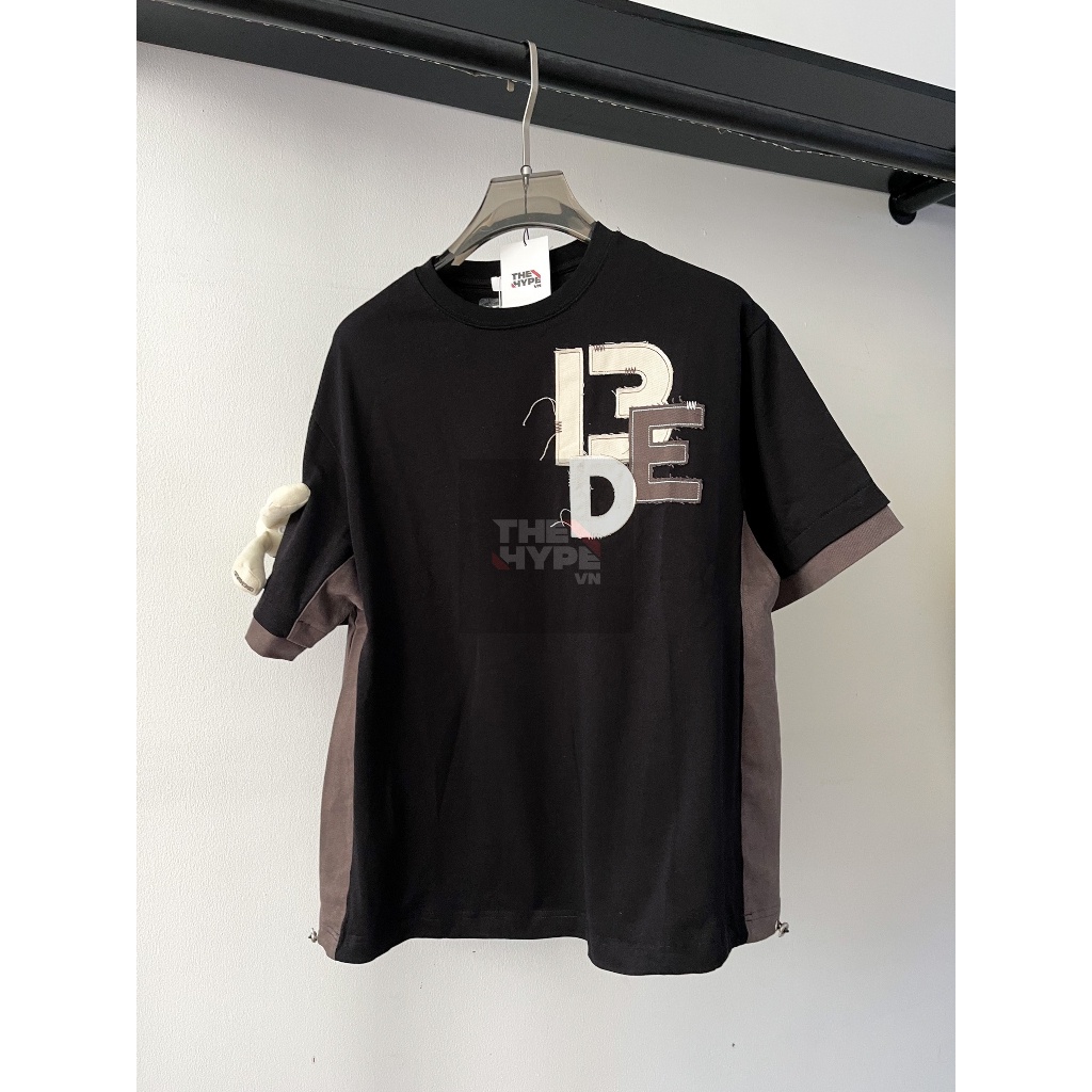 Áo 13DE MARZO gấu nâu patch white cap màu đen