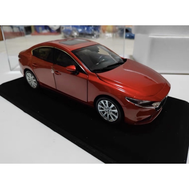 Mô hình xe Mazda 3 mẫu 2022  tỉ lệ 1:18 có ô tô tặng kèm