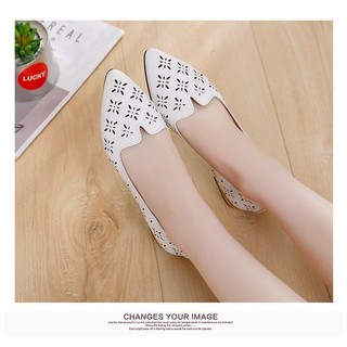 Một Cặp Dép Xăng Đan Có Dây Treo