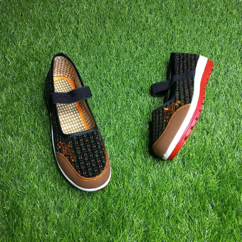 Giày trung niên vải nữ đế cao su xuồng 2p thêu màu vàng màu xanh .quai chun