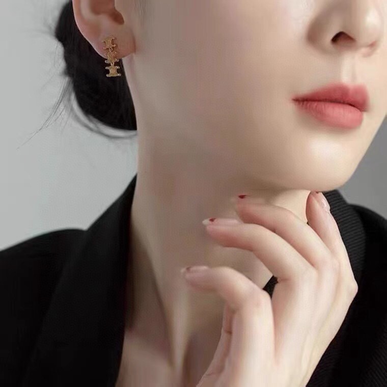 Celiness Khuyên Tai Đơn Giản Bằng Thép Titan / logo Chữ Cái / Cá Nhân / Tinh Tế / Thanh Lịch Cho Nữ