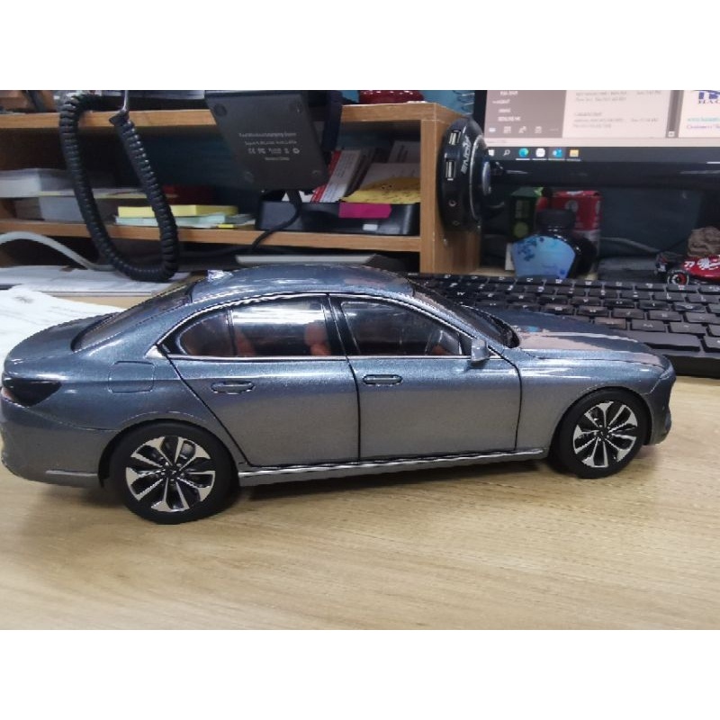 Mô hình xe VinFast Lux A có ô tô tặng kèm