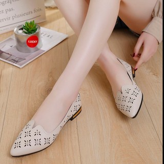Một Cặp Dép Xăng Đan Có Dây Treo