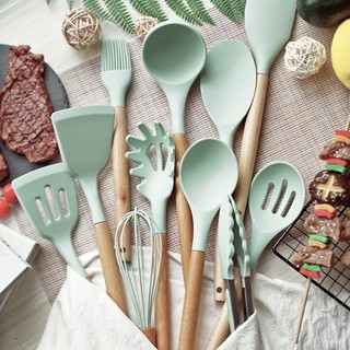 Bộ dụng cụ nấu ăn bằng silicone cán gỗ chống dính