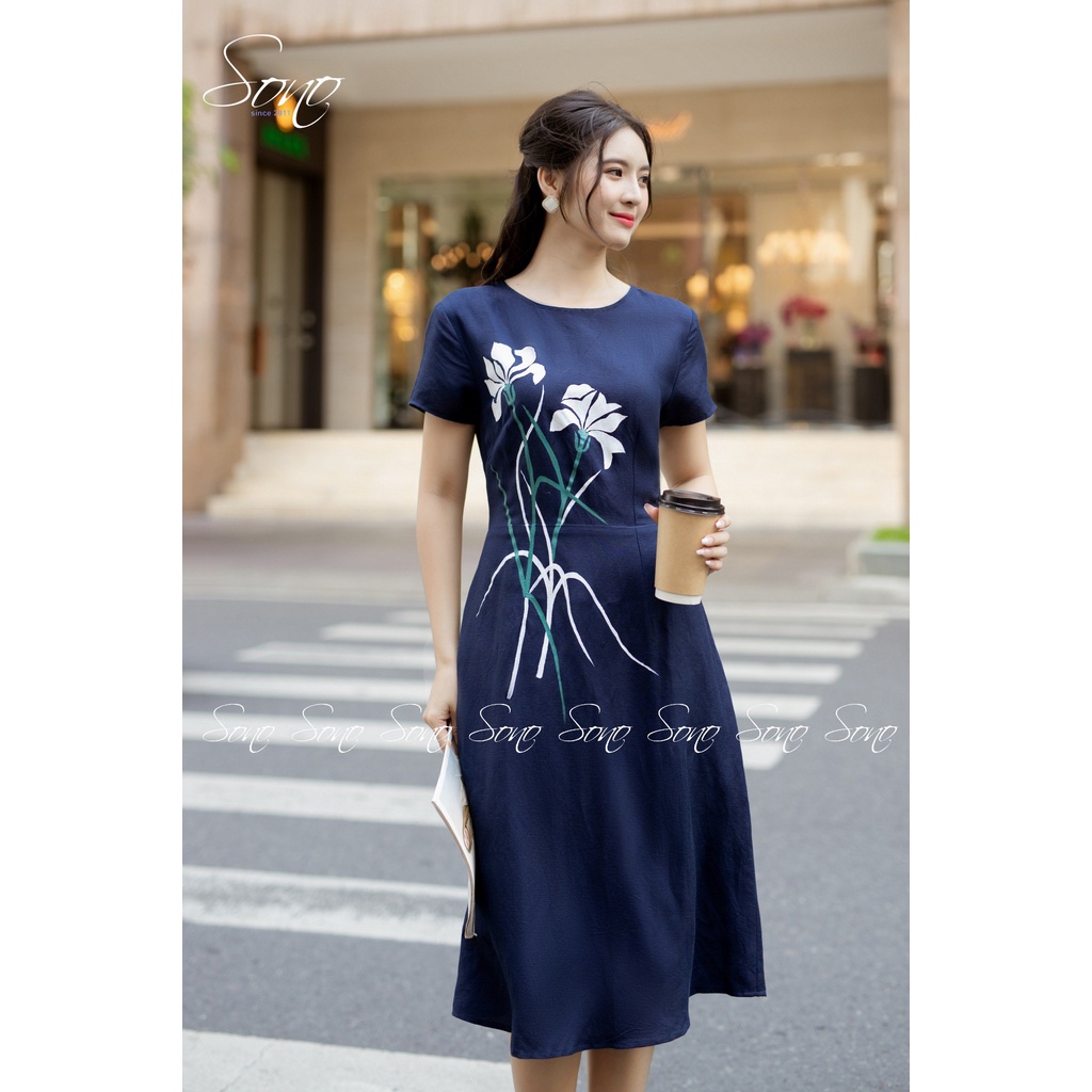 SONO - Đầm linen có tay vẽ hoa ly trắng