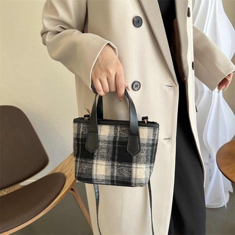 Túi Xách Tay Đeo Vai Kẻ Sọc Thời Trang Thu Đông Mới 2023 Dành Cho Bạn Nữ