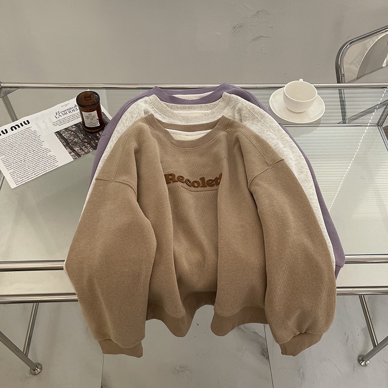 𝐂𝐨̉ 𝐁𝐚 𝐋𝐚́ 𝐒𝐭𝐨𝐫𝐞 - Áo Nỉ Sweater Dài Tay thêu chữ Recoleta