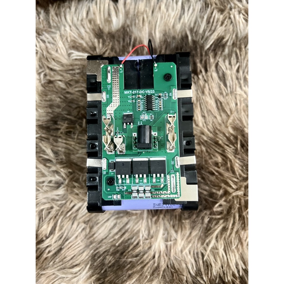 Pin MAKITA 18V dung lượng 12Ah cell VTC6A 21700 , nhận Adapter , có led báo pin.