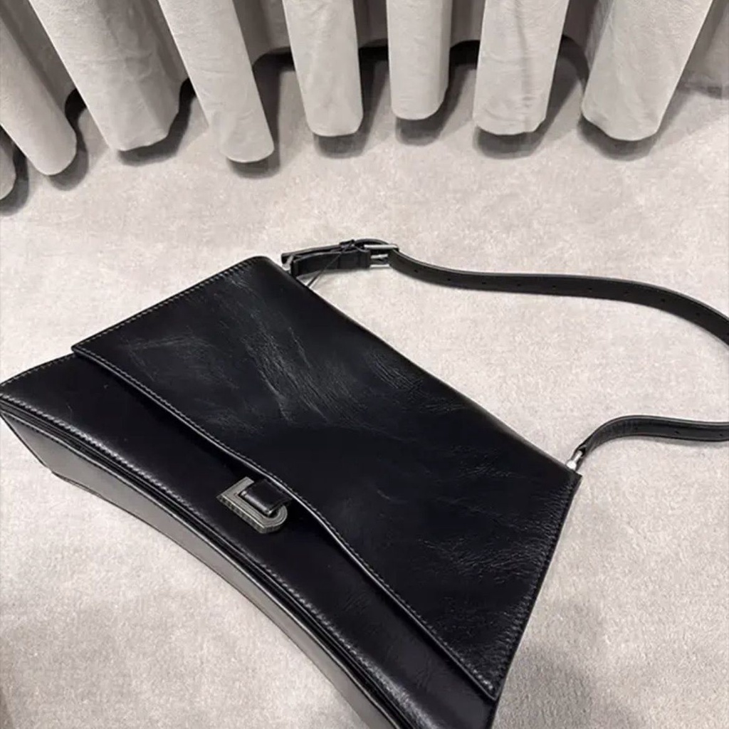 Xiaohongshu Túi Đeo Chéo Vai Màu Tối Phong Cách Công Nghiệp Nặng Thời Trang Thu Đông 2023