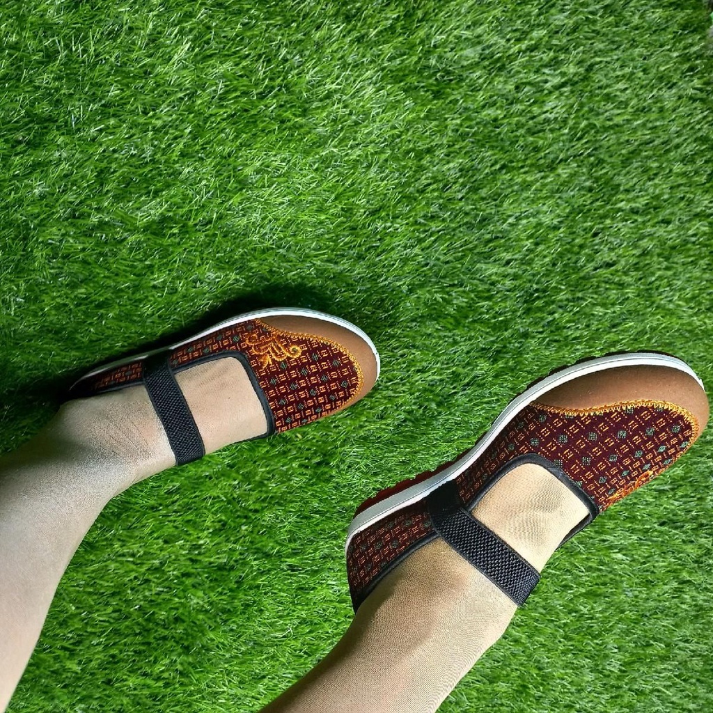 Giày trung niên vải nữ đế cao su xuồng 2p thêu màu vàng màu xanh .quai chun