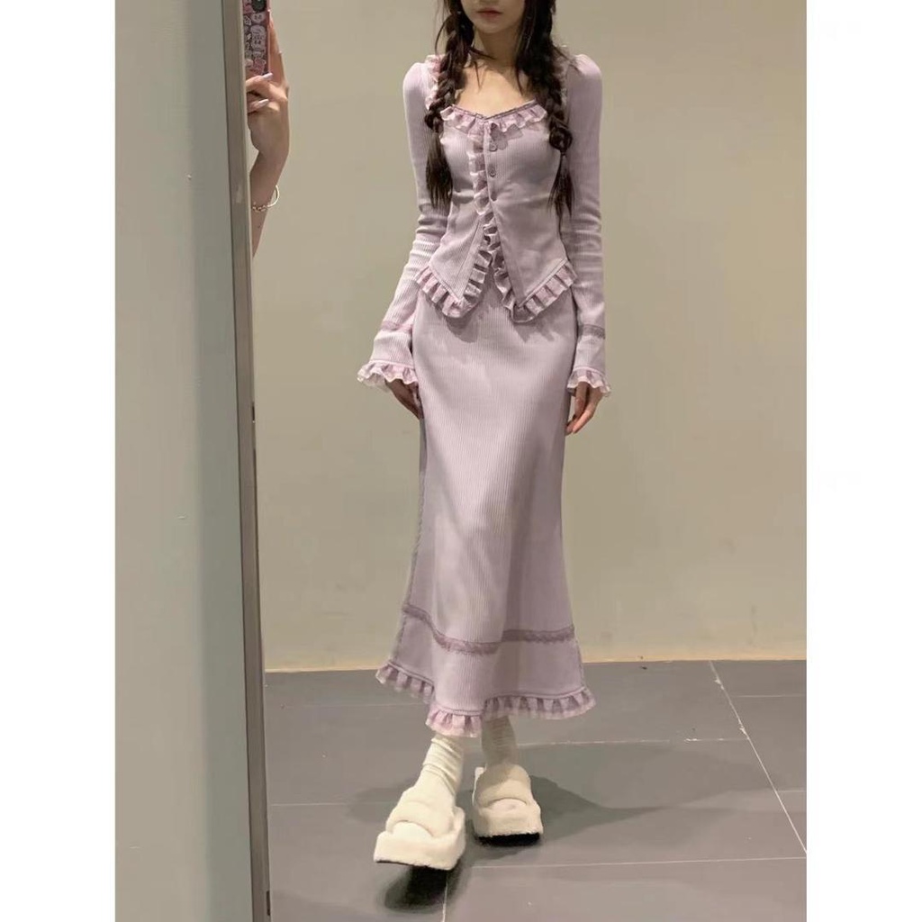 Bộ Áo cardigan Dệt Kim Phối Bèo + Chân Váy Đuôi Cá Màu Tím In Hoa < 77